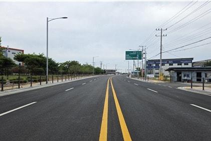 본문 이미지 - 도로개량사업이 완료된 김천 국도.(국토교통부 제공)