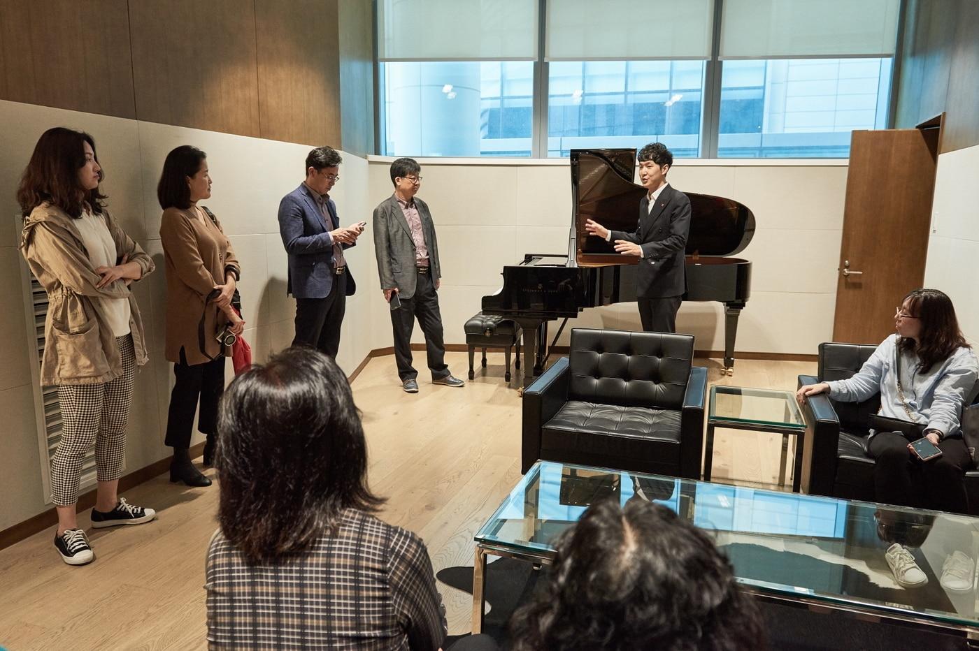 연주자 대기실 투어 모습&#40;롯데문화재단 제공&#41;