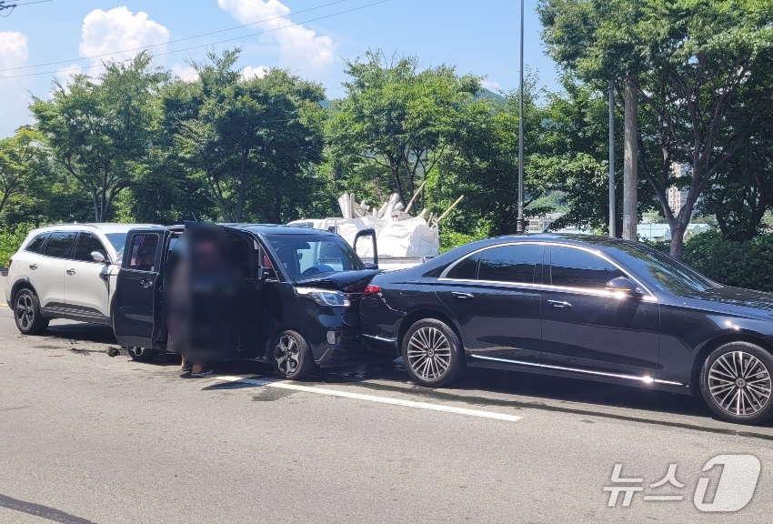 본문 이미지 - 1일 부산 기장군 정관읍 산단로에서 3중 추돌사고가 발생해 차량 등이 파손돼 있다. &#40;부산경찰청 제공. 재판매 및 DB 금지&#41;