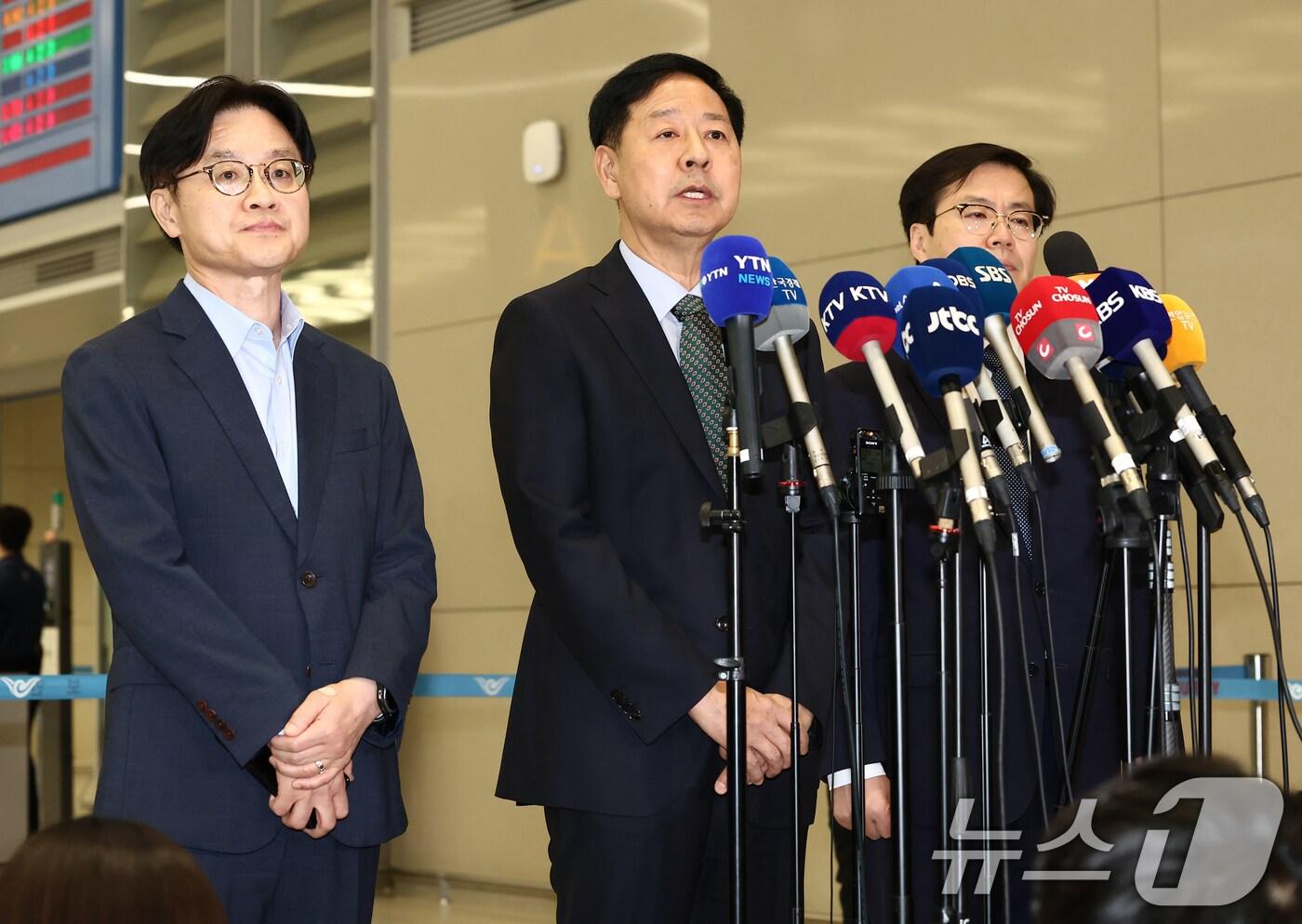 구윤철 경제부총리 겸 기획재정부 장관(가운데)이 1일 오후 인천국제공항 제2터미널에서 한미 관세협상 관련 취재진 질의에 답변하고 있다. 2025.8.1/뉴스1 ⓒ News1 김민지 기자