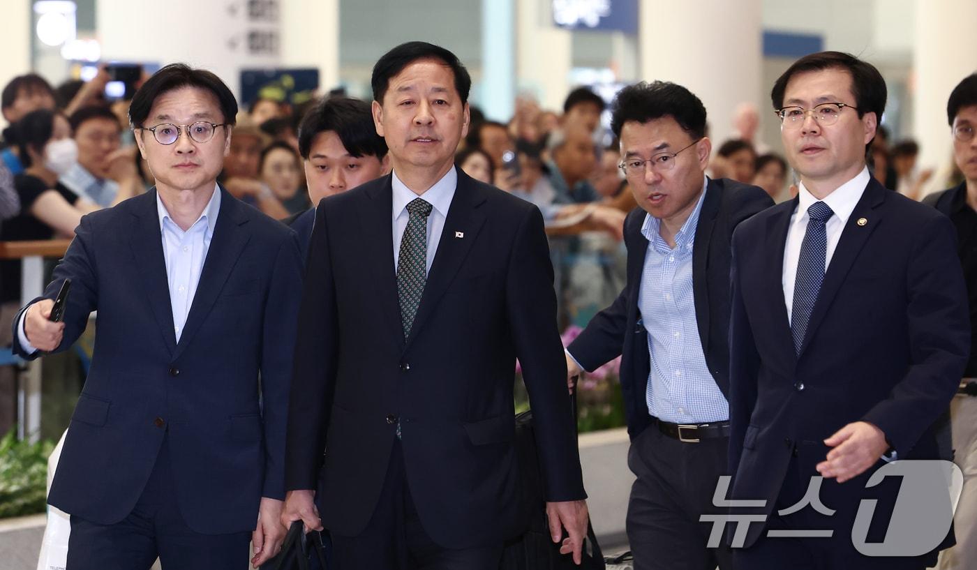 한미 관세협상을 마친 구윤철 경제부총리 겸 기획재정부 장관과 김정관 산업통상자원부 장관, 여한구 통상교섭본부장 등 통상 협상단이 1일 오후 인천공항 2터미널을 통해 귀국하고 있다. 2025.8.1/뉴스1 ⓒ News1 김민지 기자