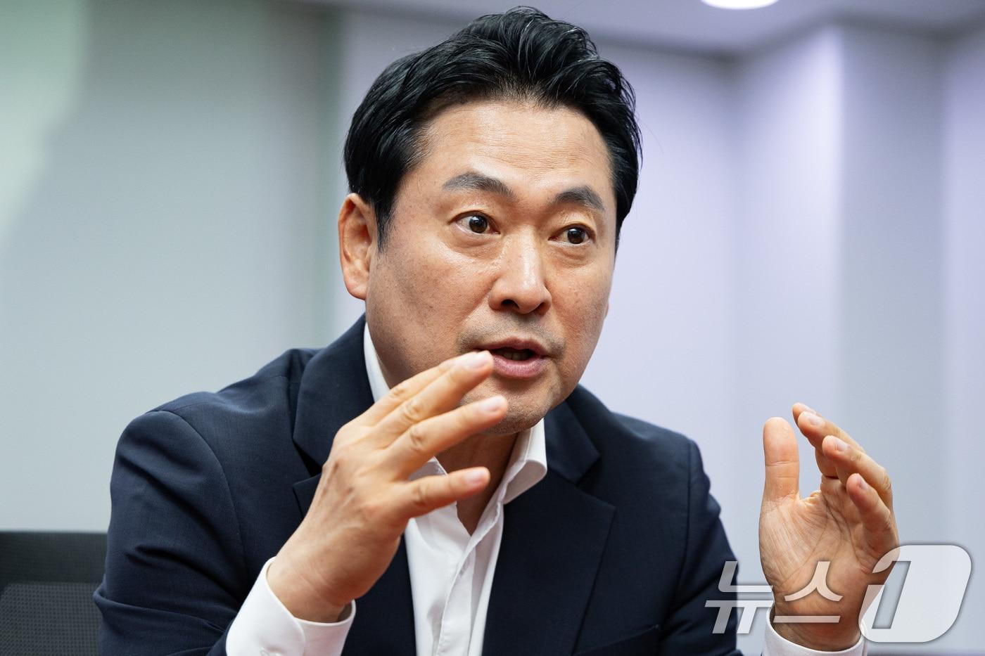 장동혁 국민의힘 당대표 후보가 1일 서울 여의도 국회 의원회관에서 뉴스1과 인터뷰하고 있다. ⓒ News1 유승관 기자