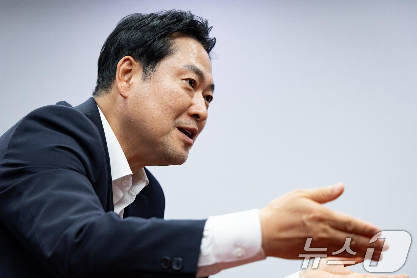 장동혁 국민의힘 당대표 후보가 1일 서울 여의도 국회 의원회관에서 뉴스1과 인터뷰하고 있다. ⓒ News1 유승관 기자