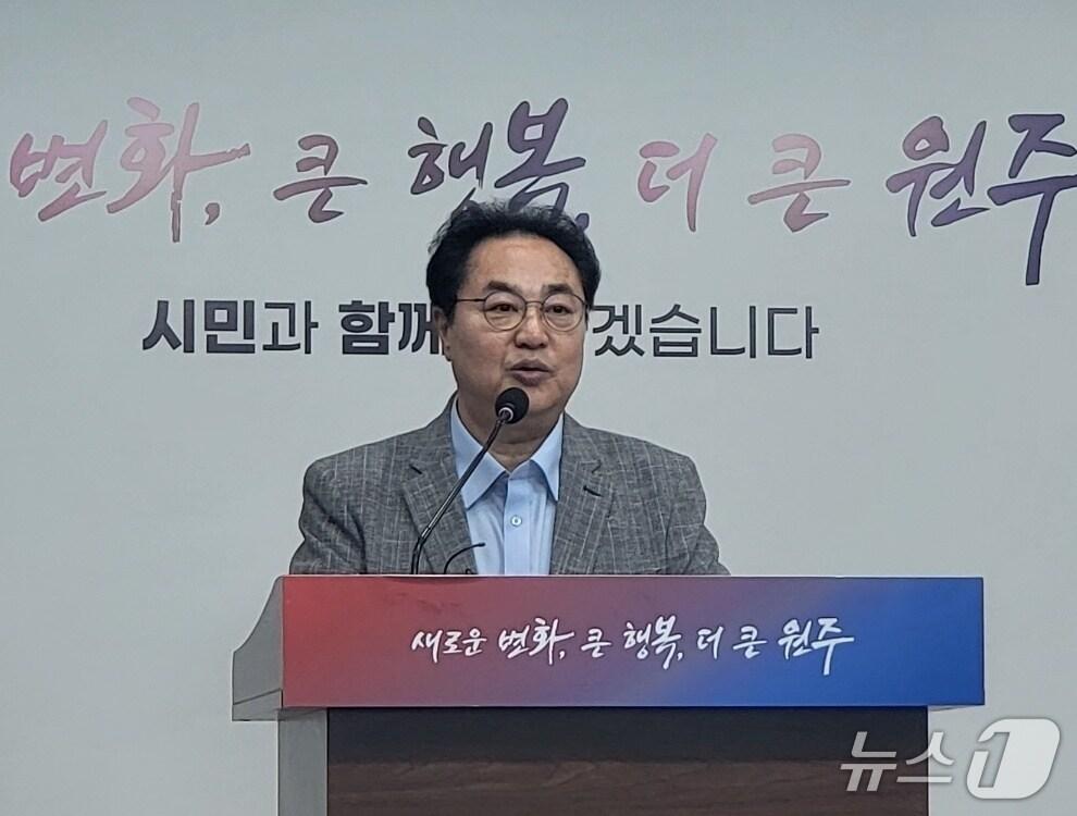 본문 이미지 - 강원 원주시 대표축제인 '2025 원주만두축제'가 오는 10월 24~26일 중앙동 전통시장과 문화의 거리 등에서 열릴 예정인 가운데, 이 축제를 맡은 유병훈 총감독이 1일 원주시청에서 올해 축제에 대한 계획을 발표하고 있다. 2025.8.1/뉴스1 신관호 기자