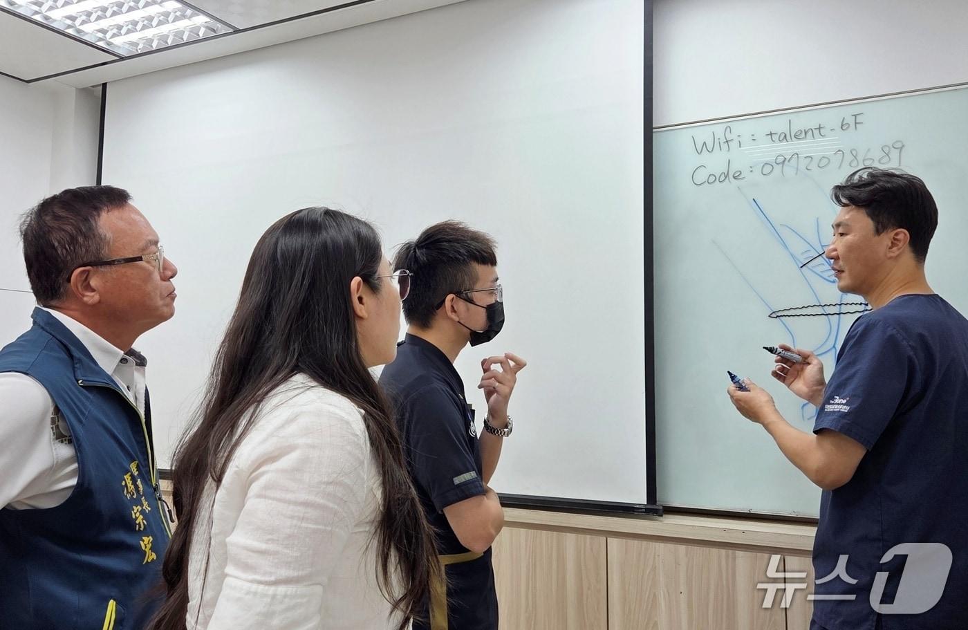 김영기 더본외과동물의료센터 원장&#40;오른쪽&#41;이 9일 대만 수의사들에게 외과 수술을 강의하고 있다. ⓒ 뉴스1