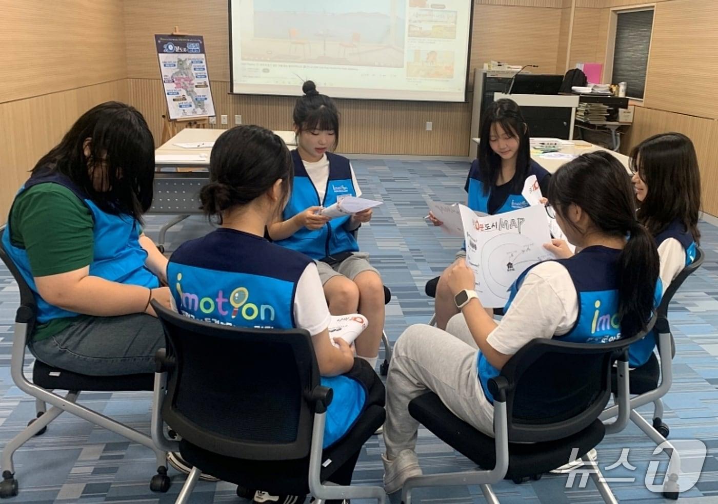 충북 증평군 아동권리모니터링단이 지난 9일 독서왕김득신문학관에서 3차 활동을 하고 의견을 공유하고 있다.(증평군 제공, 재판매 및 DB금지)/뉴스1