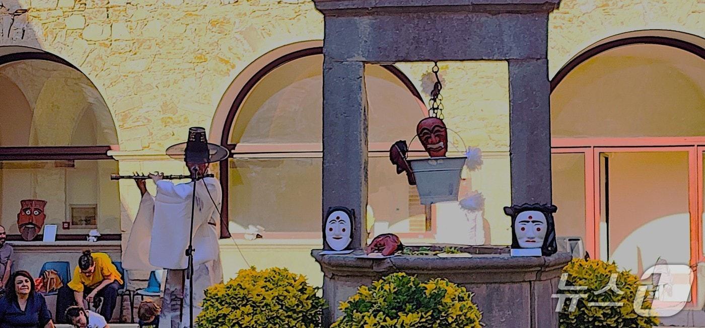 이탈리아 보네프로에서 한국의 탈과 공연을 선보였다.(안동시 제공. 재판매 및 DB 금지)2025.8.10/뉴스1