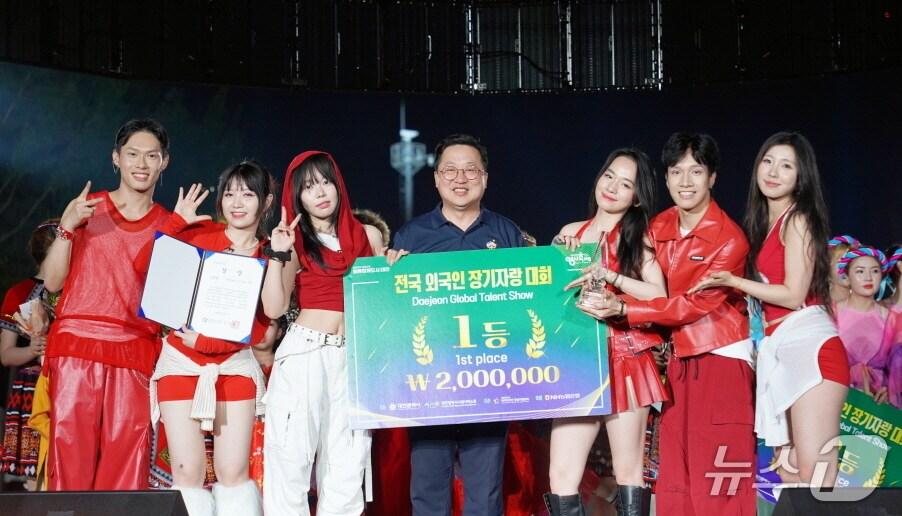 본문 이미지 - 이장우 대전시장이 2025 전국 외국인 장기자랑 대회 대상 수상팀과 기념촬영 하고 있다.(대전시사회서비스원 제공, 재판매 및 DB금지)/뉴스1