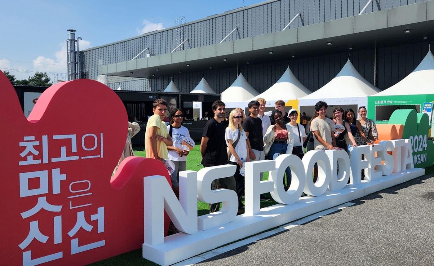 지난해 NS푸드페스타2024에서 외국인 관람객들이 기념촬영을 하고 있다&#40;NS홈쇼핑 제공&#41;.