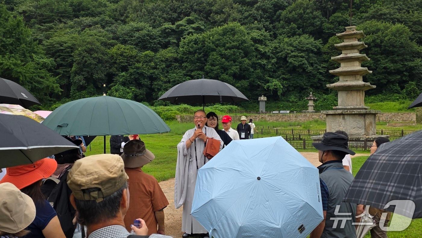 운산면 보원사지 주지 정범 스님이 5층 석탑 등에 대해 설명하고 있다.2025.8.10/뉴스1 김태완 기자