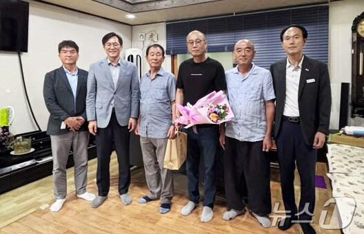 본문 이미지 - 우승희 영암군수, 위안부 유족 가정 위로 방문 (영암군 제공. 재판매 및 DB금지) /뉴스1 