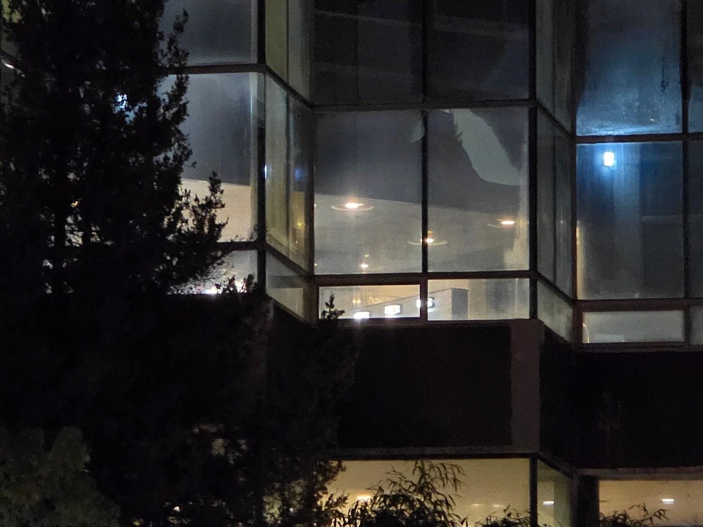 본문 이미지 - 외부 잔디광장에서 바라본 호텔 여성 사우나. 사우나 내부가 훤히 보인다. &#40;A 씨 제공&#41;