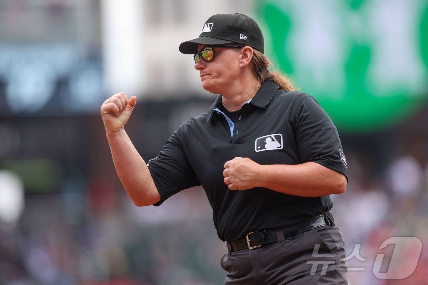 메이저리그 최초 여성 심판 젠 파월.ⓒ AFP=뉴스1