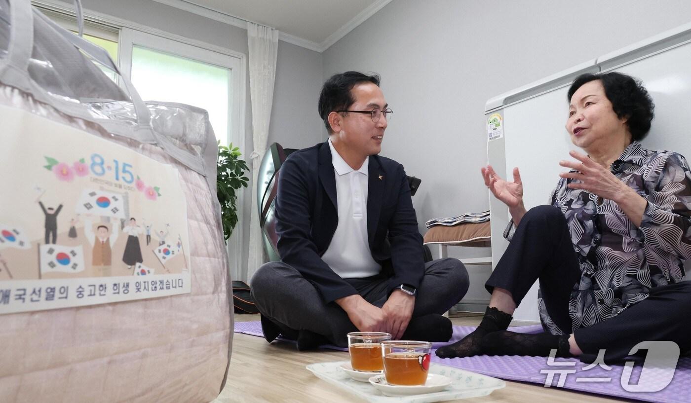 박희조 동구청장이 독립유공자 유족을 찾아 위문품을 전달했다.(동구 제공, 재판매 및 DB금지)/뉴스1