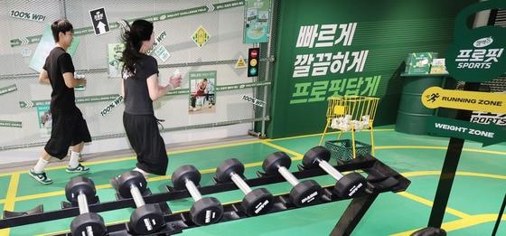 본문 이미지 - 지난해 8월 서울 성수동 연무장길에서 매일유업 자회사 매일헬스뉴트리션의 스포츠 뉴트리션 브랜드 셀렉스가 마련한 ‘셀렉스 프로핏 챌린지’ 고객 체험형 팝업 짐(Gym)을 찾은 시민들이 다양한 미션에 참여하고 있다.2025.8.10 / ⓒ 뉴스1 박지혜 기자
