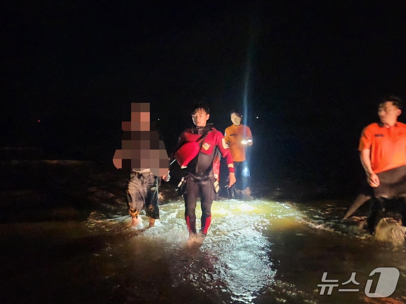 본문 이미지 - 보령해경이 춘장대에서 익수자를 구조하고 있는 모습.&#40;보령해경 제공, 재판매 및 DB금지&#41;/뉴스1