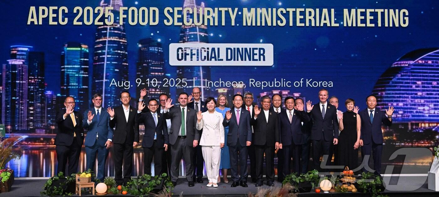 유정복 인천시장이 9일 파라다이스시티에서 열린 'APEC(아시아태평양경제협력체) 2025 식량안보 장관회의 만찬'에서 농림축산식품부 송미령 장관 등 참석자들과 기념촬영을 하고 있다.(인천시 제공. 재배포 및 DB금지)2025.8.10/뉴스1 ⓒ News1 박소영 기자