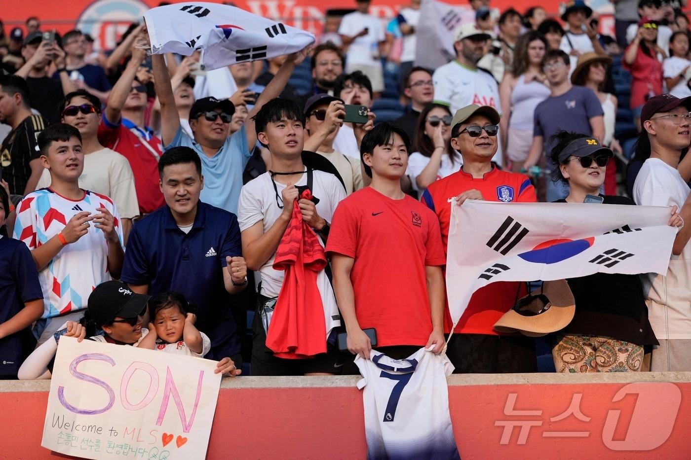 손흥민을 응원하는 팬들 ⓒ AFP=뉴스1