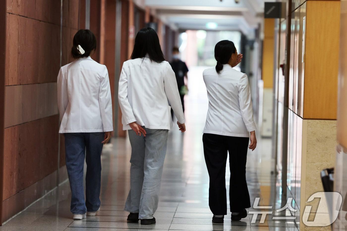  10일 서울 시내 한 대학병원에서 의료진이 이동하는 모습. 2025.8.10/뉴스1 ⓒ News1 황기선 기자