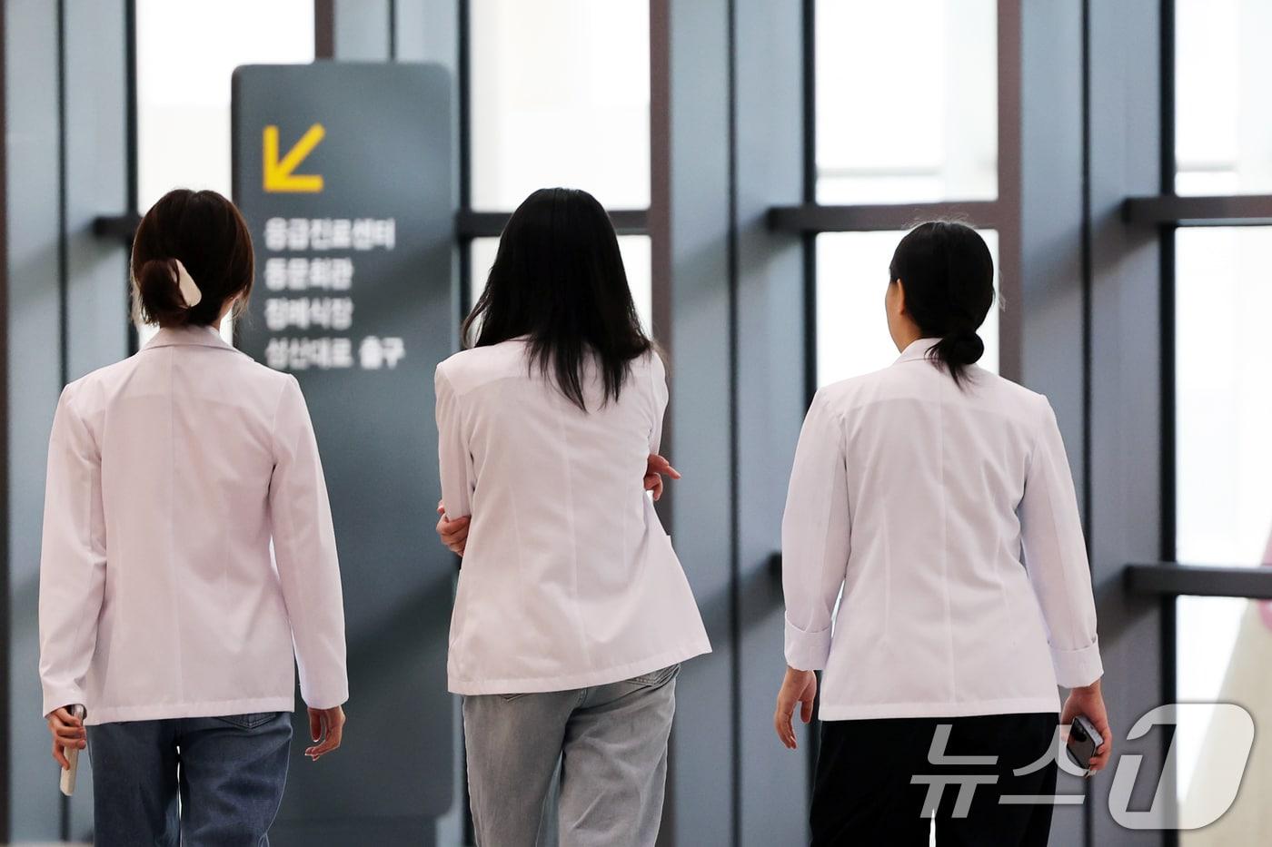 지난 10일 서울 시내 한 대학병원에서 의료진이 이동하는 모습. /뉴스1 ⓒ News1 황기선 기자