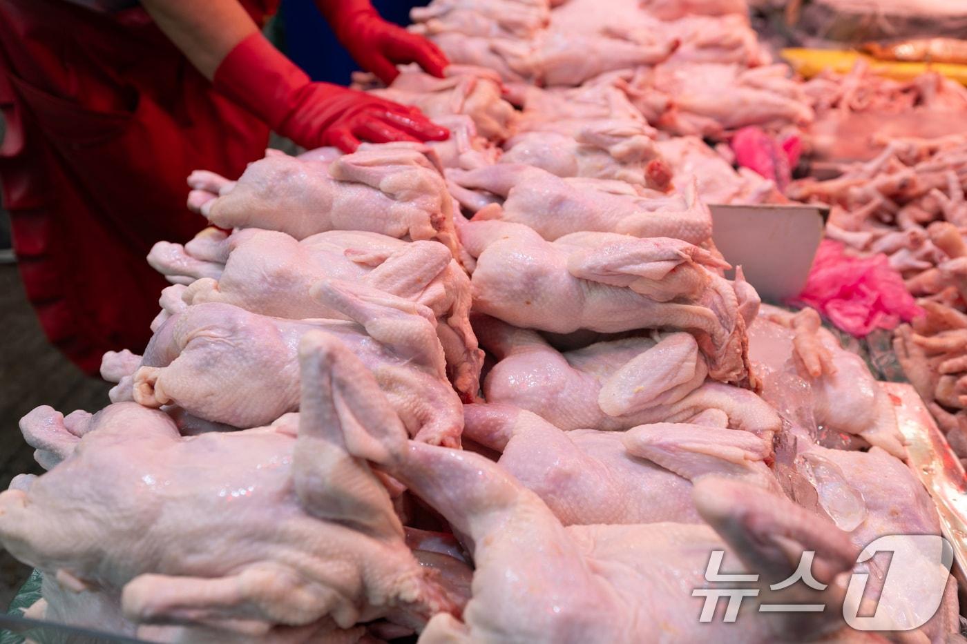 10일 서울 시내의 한 전통시장에 닭고기가 진열돼 있다. 2025.8.10/뉴스1 ⓒ News1 이승배 기자
