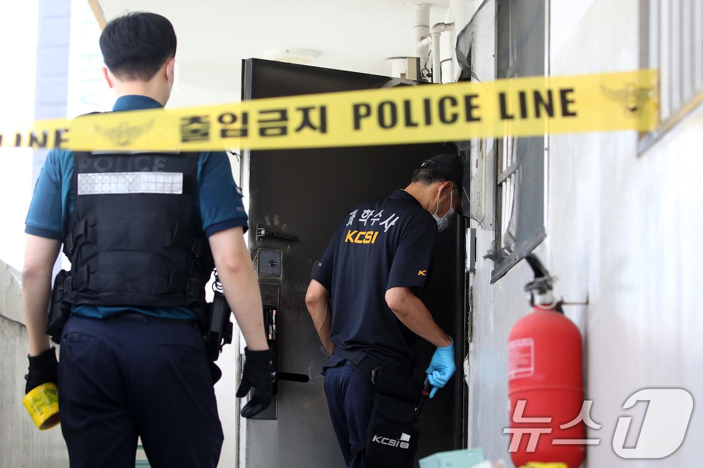 10일 오전 3시35분쯤 대구 동구의 한 아파트에서 불이 나 일가족 3명이 숨졌다. 이날 오후 경찰이 아파트를 통제한채 현장감식을 벌이고 있다. 2025.8.10/뉴스1 ⓒ News1 공정식 기자