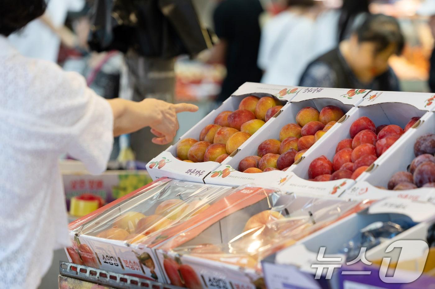 서울 시내의 한 전통시장에 복숭아가 진열돼 있다. 2025.8.10/뉴스1 ⓒ News1 이승배 기자