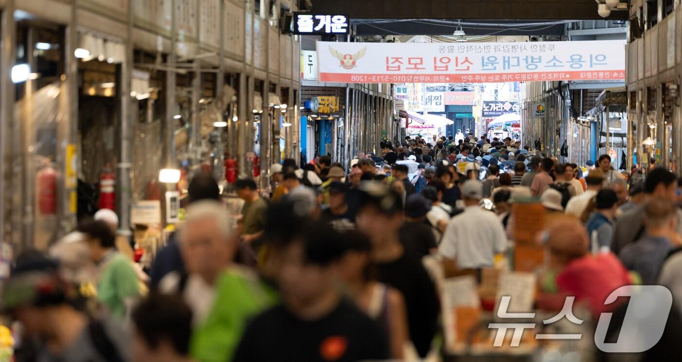 서울 시내의 한 전통시장이 북적이고 있다. 2025.8.10/뉴스1 ⓒ News1 이승배 기자