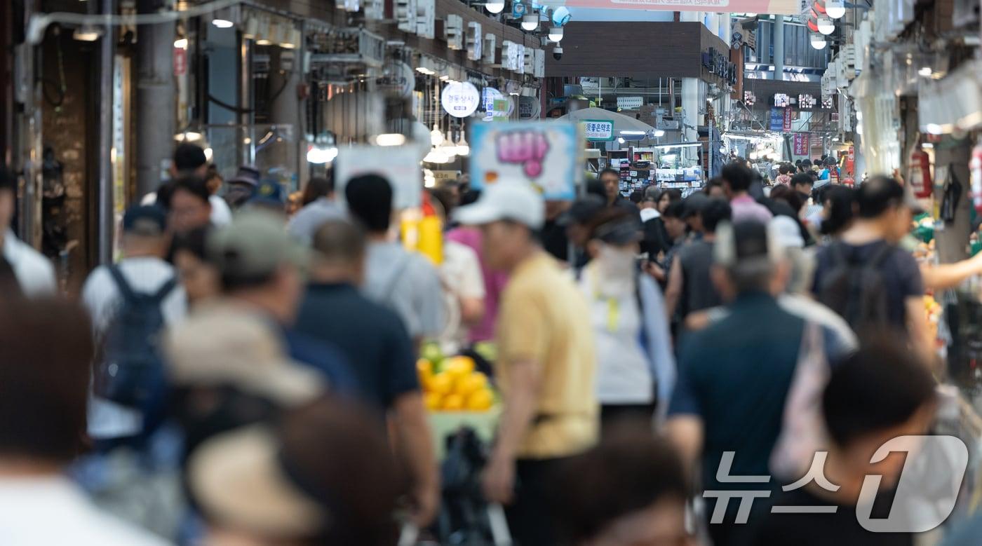 10일 서울 시내의 한 전통시장이 북적이고 있다. 2025.8.10/뉴스1 ⓒ News1 이승배 기자