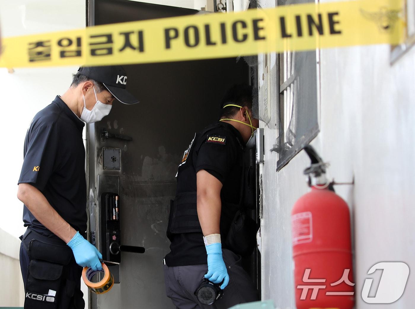 본문 이미지 - 10일 오전 3시35분쯤 대구 동구의 한 아파트에서 방화로 추정되는 불이 나 일가족 3명이 숨졌다. 이날 오후 경찰이 아파트 주변을 통제한 뒤 현장감식을 진행했다. 2025.8.10/뉴스1 ⓒ News1 공정식 기자