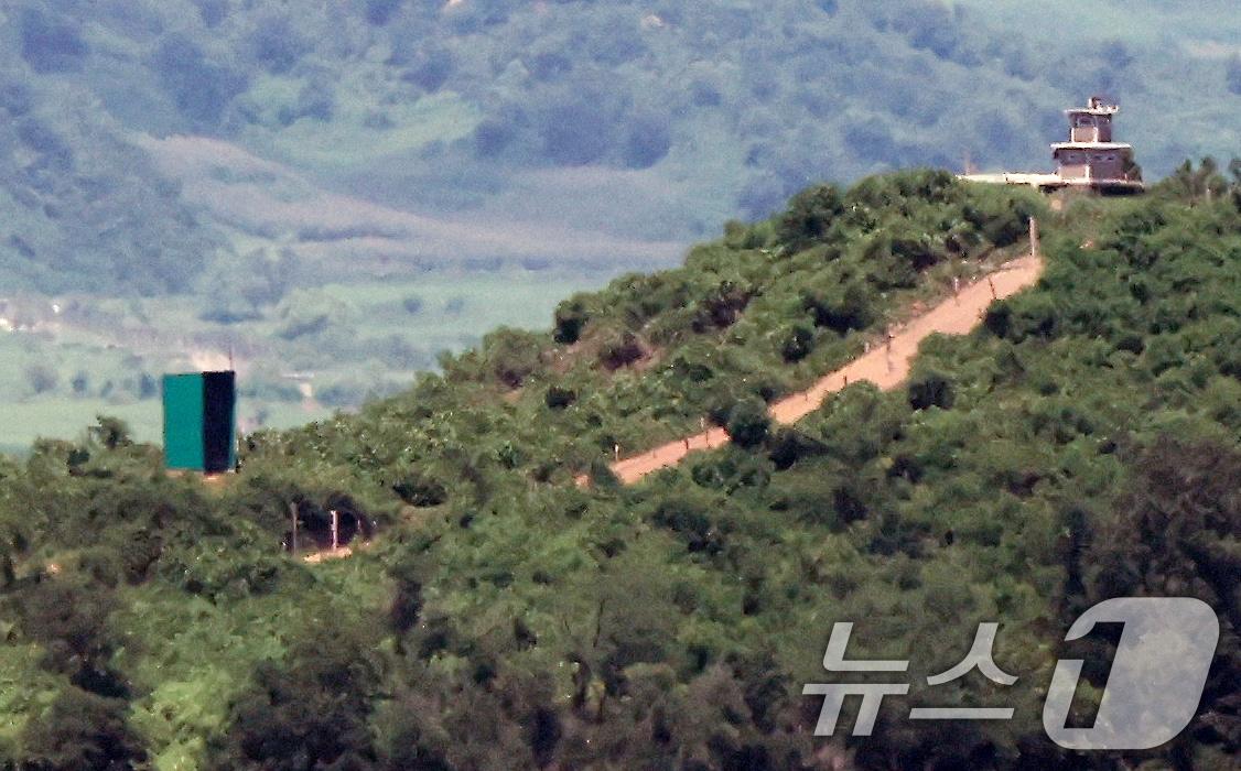 본문 이미지 - 북한이 전방 일부 지역에서 대남 확성기 철거를 시작한 가운데 10일 경기도 파주시 접경지역에서 바라본 북한 임진강변 초소에 대남 확성기가 놓여 있다. 합참에 따르면 북한은 지난 9일부터 전방 일부 지역에서 대남 확성기를 철거하기 시작했다. 이는 우리 군이 지난 4~5일에 걸쳐 대북 확성기를 모두 철거한 데 대해 화답한 것으로 풀이된다. 2025.8.10/뉴스1 ⓒ News1 김민지 기자