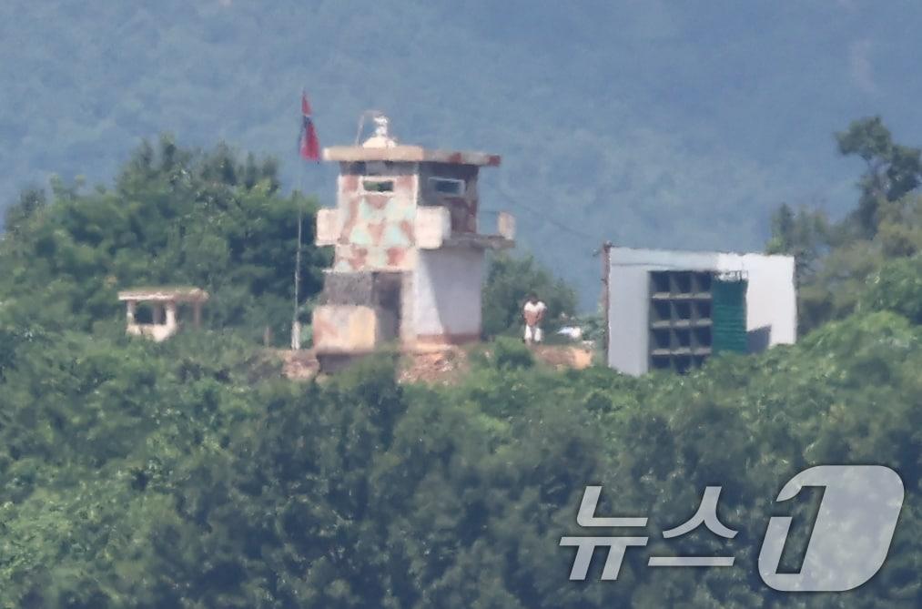 본문 이미지 - 경기도 파주시 접경지역에서 바라본 북한 초소. 2025.8.10/뉴스1 ⓒ News1 김민지 기자