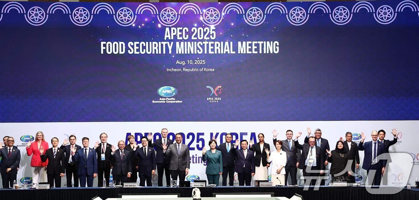 송미령 농림축산식품부 장관이 10일 인천 송도 컨벤시아에서 열린 '2025년 아시아태평양경제협력체(APEC) 식량안보 장관회의'에서 참석자들과 함께 기념촬영을 하고 있다. (농림축산식품부 제공. 재판매 및 DB 금지) 2025.8.10/뉴스1