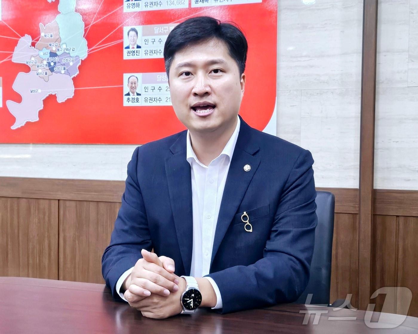 본문 이미지 - 8·22 국민의힘 전당대회 청년최고위원 후보로 나선 우재준 국민의힘 의원&#40;대구 북구갑&#41;이 10일 국민의힘 대구시당에서 기자들과 만나 질문에 답하고 있다. ⓒ News1 남승렬 기자