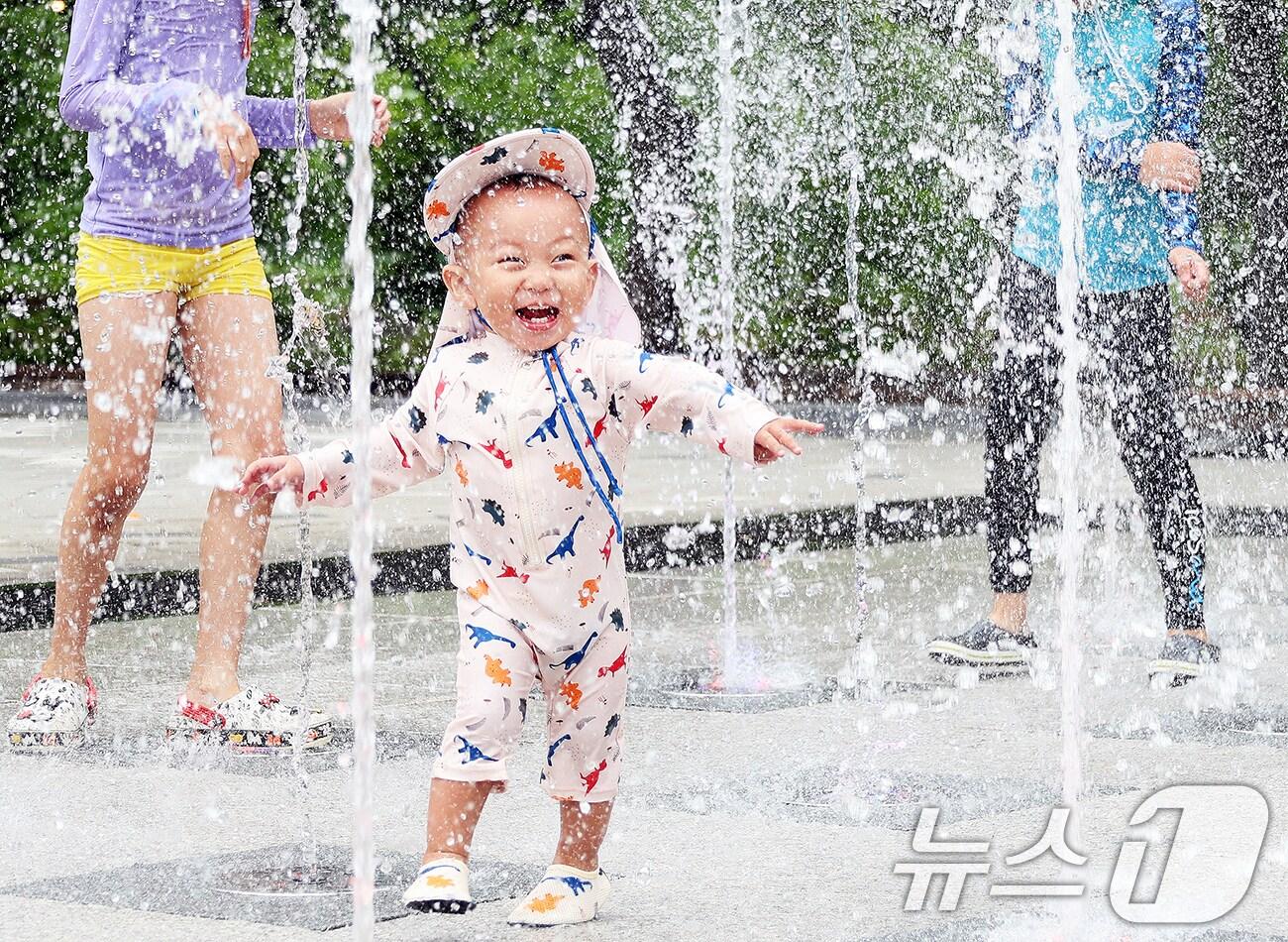 본문 이미지 - 10일 어린이들이 바닥분수에서 물놀이를 즐기고 있다. &#40;평창군 제공. 재판매 및 DB 금지&#41; 2025.8.10/뉴스1