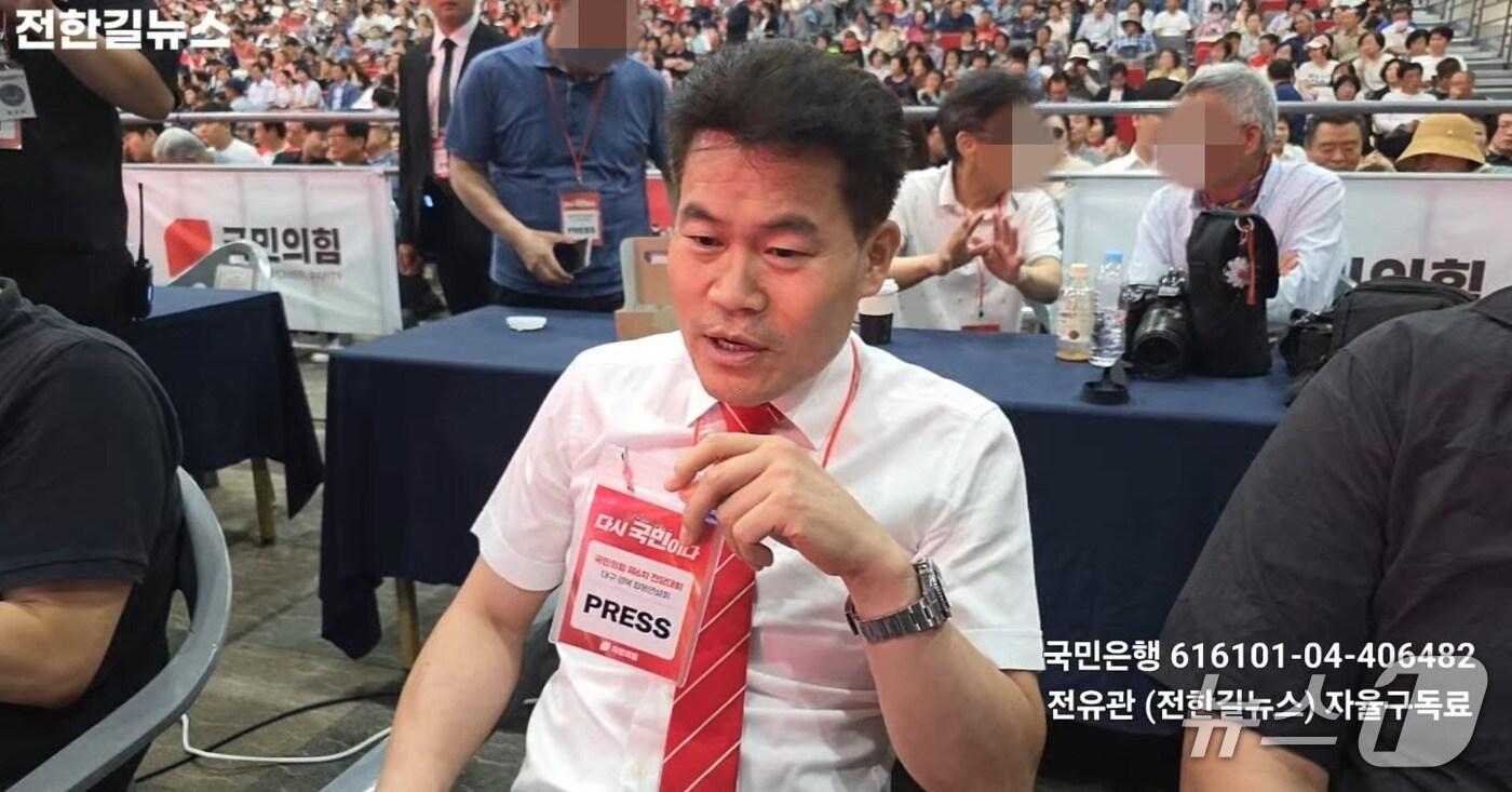 전 한국사 강사 전한길 씨가 국민의힘 전당대회가 열리는 대구 엑스코 기자석에 앉아 실시간 유튜브 스트리밍을 진행하는 모습 &#40;유튜브 &#39;전한길뉴스&#39; 갈무리&#41;