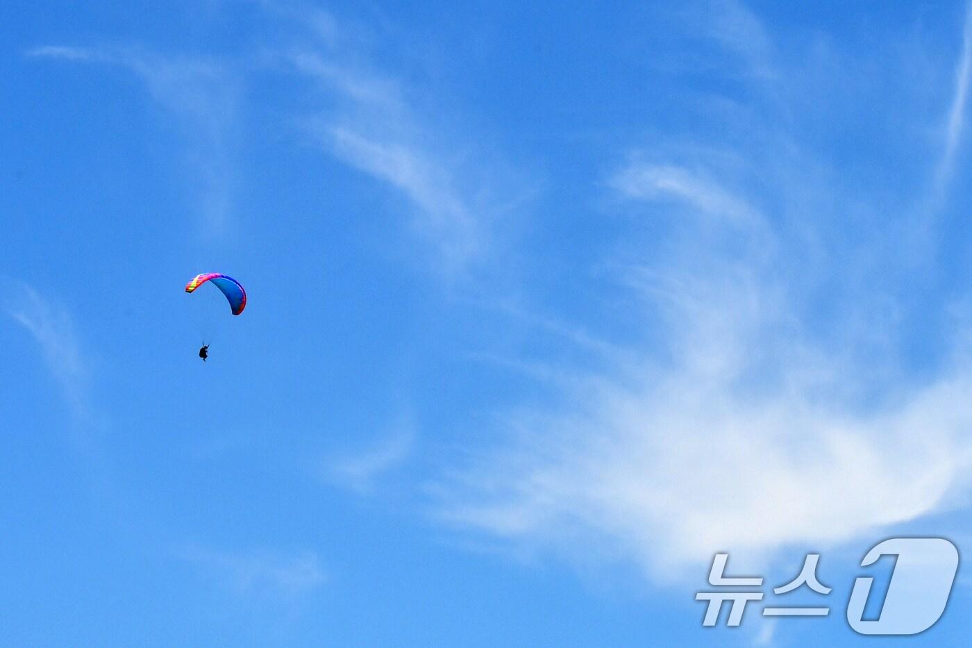 10일 경북 포항시 북구 흥해읍 곤륜산에서 페러글라이딩 동호인들이 파란 하늘을 배경삼아 비행하고 있다. 2025.8.10/뉴스1 ⓒ News1 최창호 기자