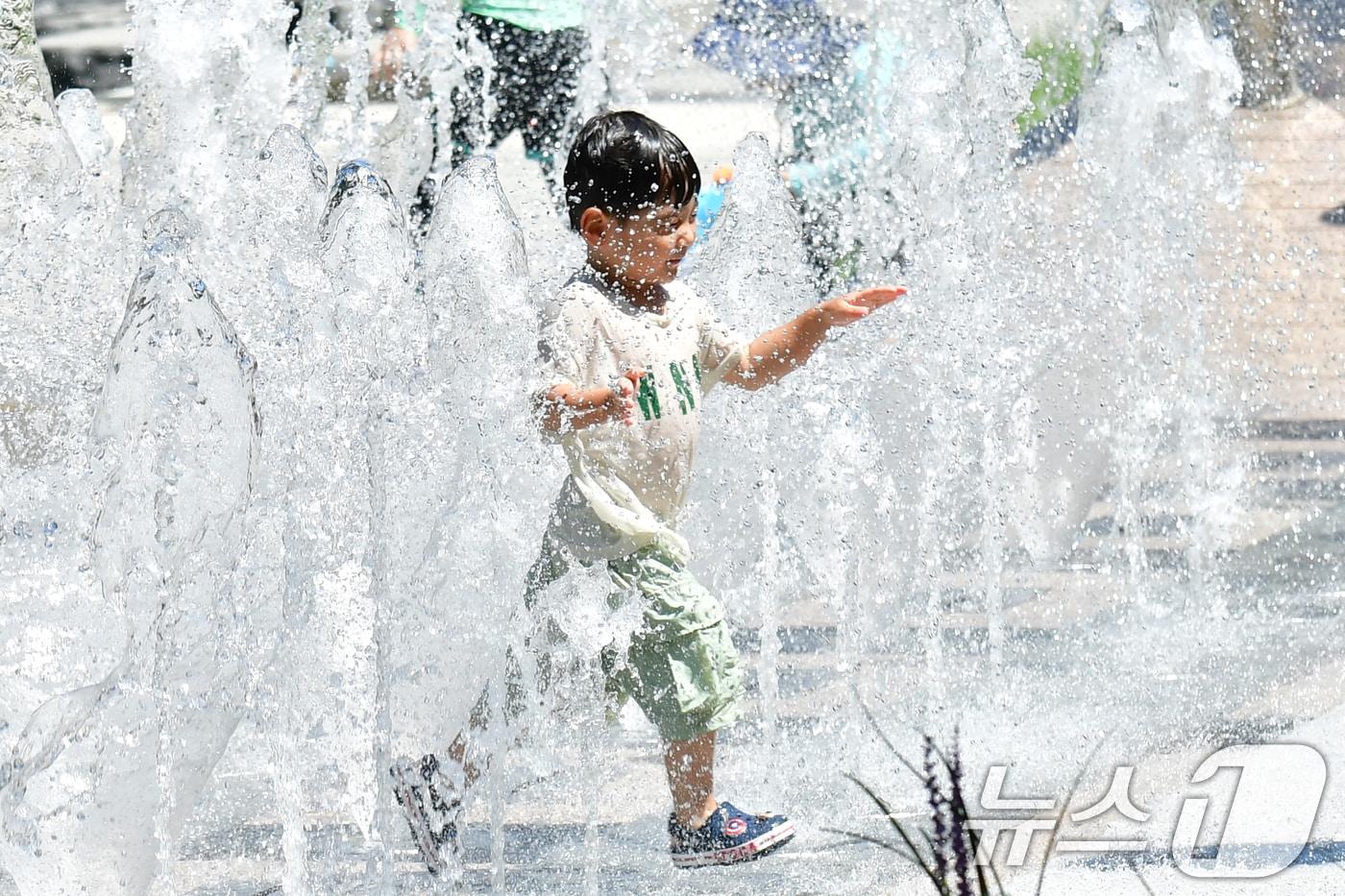 10일 경북 포항시 남구 송도동 송림테마거리에 있는 음악분수대에서 한 어린이가 물을 맞으며 뛰어놀고 있다. 2025.8.10/뉴스1 ⓒ News1 최창호 기자