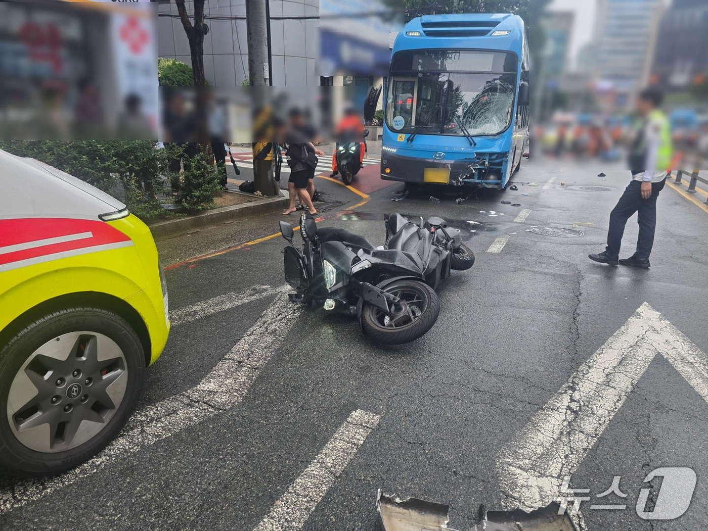 본문 이미지 - 10일 오후 부산 부산진구 교통사고 현장.&#40;부산진경찰서 제공. 재판매 및 DB 금지&#41;