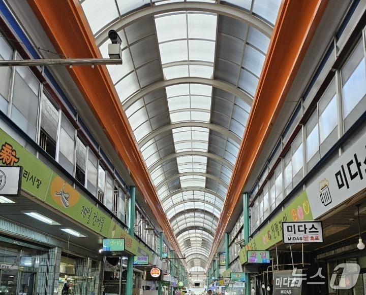본문 이미지 - 대구 서구는 신평리시장의 아케이드를 밝은 색으로 도색하는 등 미관을 개선했다.(대구 서구 제공.재판매 및 DB 금지)