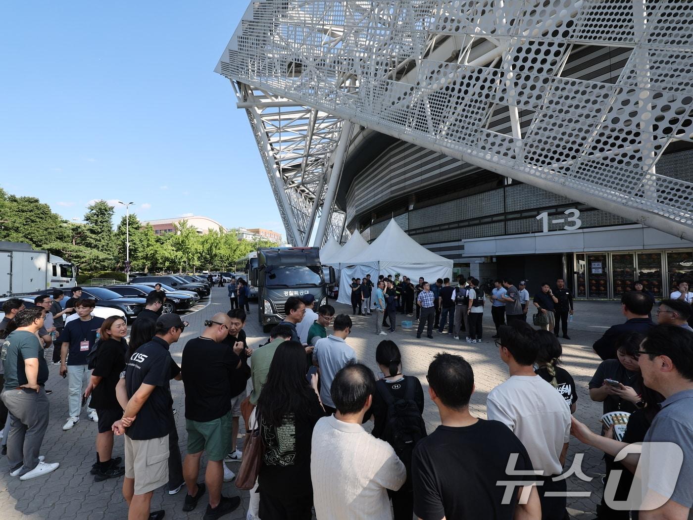 본문 이미지 - 지난 10일 오후 서울 송파구 올림픽 체조경기장 내 폭발물이 설치 됐다는 신고가 들어와 시민들이 대피해 있다. 경찰 등에 따르면 이날 오후 1시 45분쯤 올림픽공원 내 한국체육산업개발 측으로 'KSPO돔에 폭발물을 설치했다'는 팩스가 접수됐다. 2025.8.10/뉴스1 ⓒ News1 황기선 기자