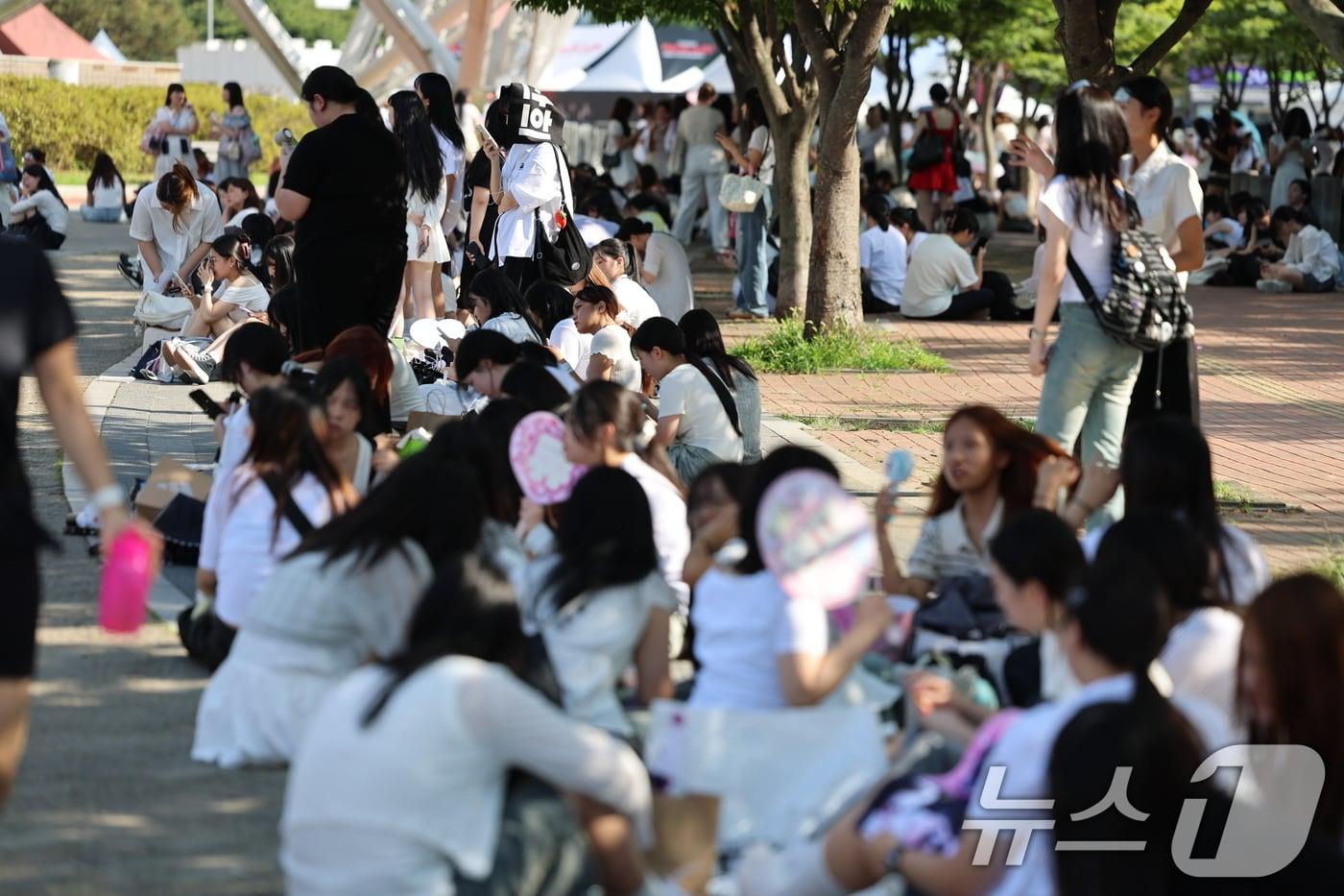 10일 오후 서울 송파구 올림픽 체조경기장&#40;KSPO돔&#41; 내 폭발물이 설치 됐다는 신고가 들어와 시민들이 대피해 있다. 경찰 등에 따르면 이날 오후 1시 45분쯤 올림픽공원 내 한국체육산업개발 측으로 &#39;KSPO돔에 폭발물을 설치했다&#39;는 팩스가 접수됐다. 신고를 받은 경찰은 경찰특공대를 투입해 수색을 진행 중이다. 한편 이날 오후 KSPO돔에서 콘서트를 열 예정이던 그룹 더보이즈는 SNS 긴급 공지를 통해 “KSPO DOME 공연장 내부 시설 점검으로 인해 금일 하우스 오픈 및 공연 시작 시간이 부득이하게 연기될 예정”이라고 밝혔다. 2025.8.10/뉴스1 ⓒ News1 황기선 기자