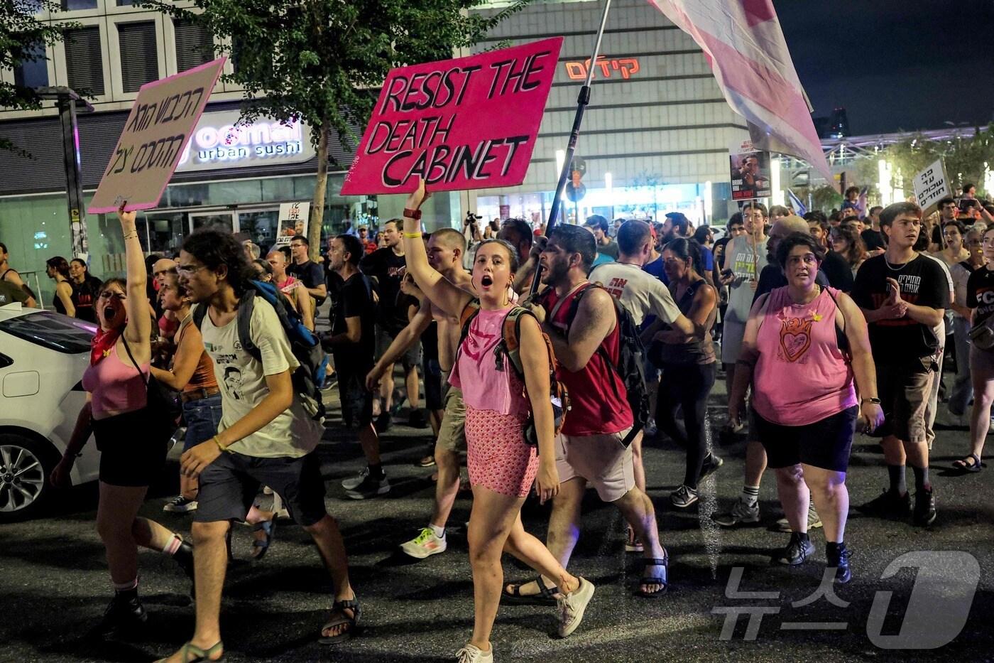 이스라엘 텔아비브에서 9일(현지시간) 가자지구에 억류된 이스라엘 인질들의 가족들이 조속한 귀한을 위한 조치를 촉구하며 시위하고 있다. 2025.8.9. ⓒ AFP=뉴스1