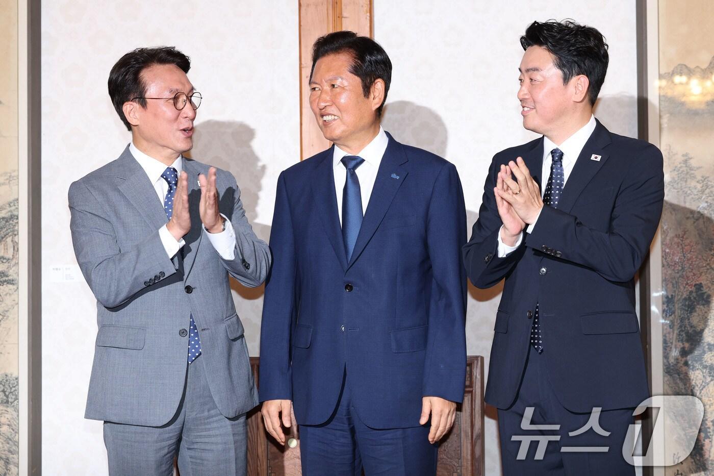김민석 국무총리와 정청래 더불어민주당 대표, 강훈식 대통령 비서실장이 10일 오후 서울 종로구 삼청동 총리공관에서 열린 고위당정협의회에서 기념촬영을 하고 있다. (공동취재) 2025.8.10/뉴스1 ⓒ News1 박지혜 기자