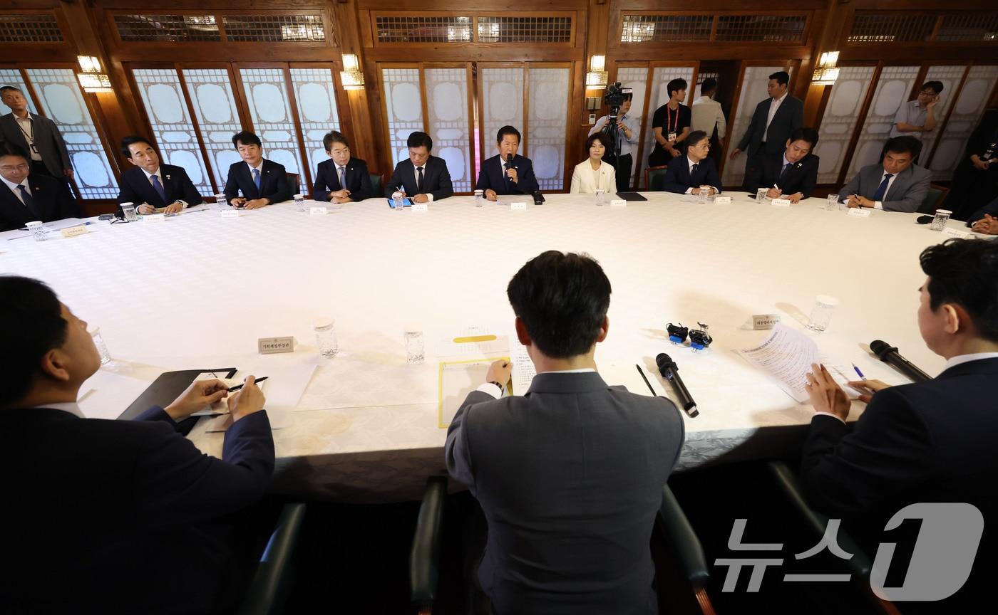 정청래 더불어민주당 대표가 10일 오후 서울 종로구 삼청동 총리공관에서 열린 고위당정협의회에 참석해 모두발언을 하고 있다. (공동취재) 2025.8.10/뉴스1 ⓒ News1 박지혜 기자