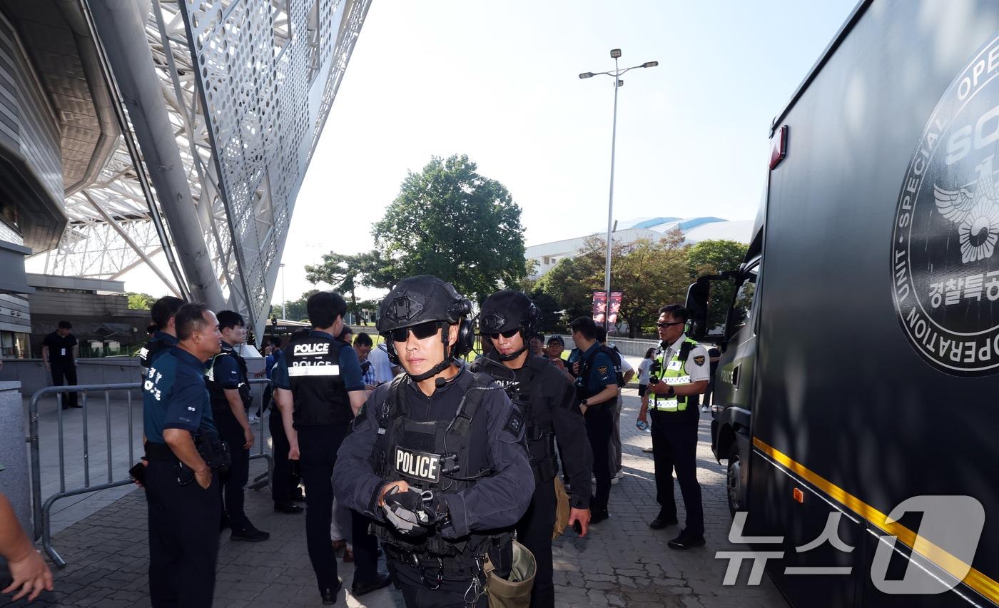 10일 오후 서울 송파구 올림픽 체조경기장(KSPO돔) 내 폭발물이 설치 됐다는 신고가 들어와 경찰특공대원이 수색을 마치고 차량으로 이동하고 있다. 2025.8.10/뉴스1 ⓒ News1 황기선 기자