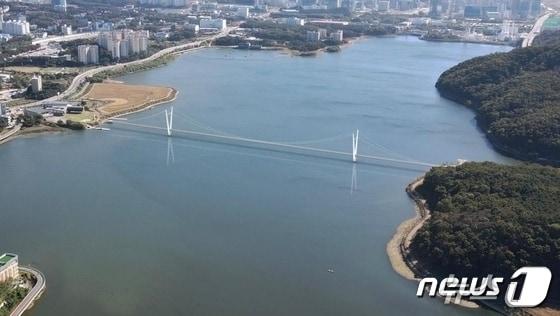 본문 이미지 - 용인시조정경기장이 들어서 있는 기흥호수 전경.&#40;용인시 제공&#41;