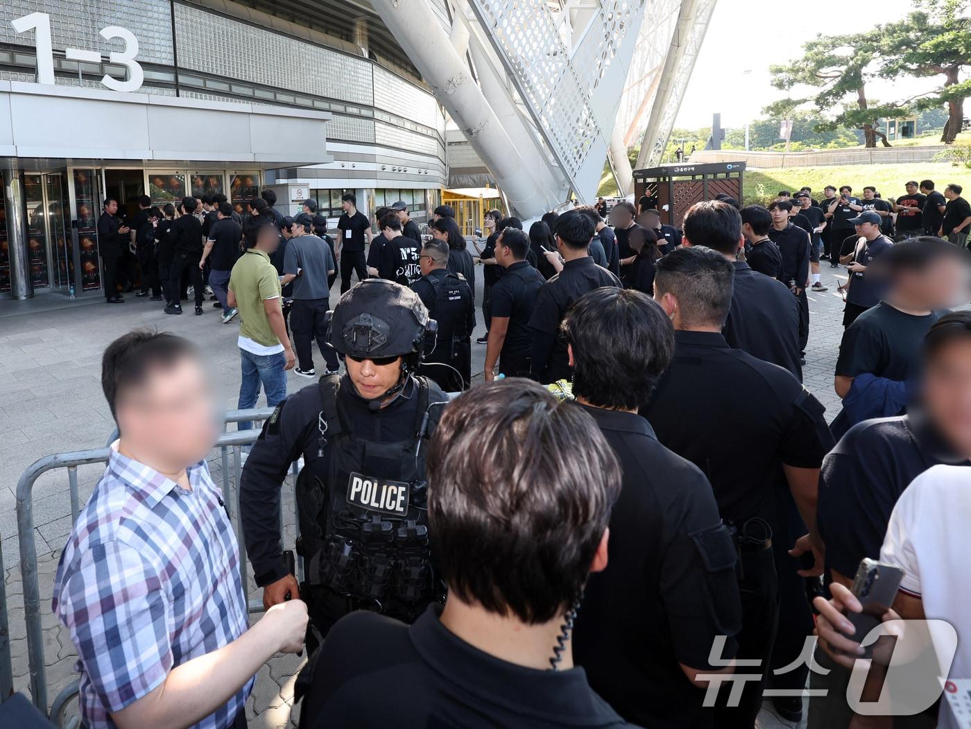 본문 이미지 - 10일 오후 서울 송파구 올림픽 체조경기장(KSPO돔)에서 폭발물이 설치 됐다는 신고가 들어와 경찰특공대원이 수색을 종료, 관계자들이 공연장으로 다시 입장하고 있다. 2025.8.10/뉴스1 ⓒ News1 황기선 기자