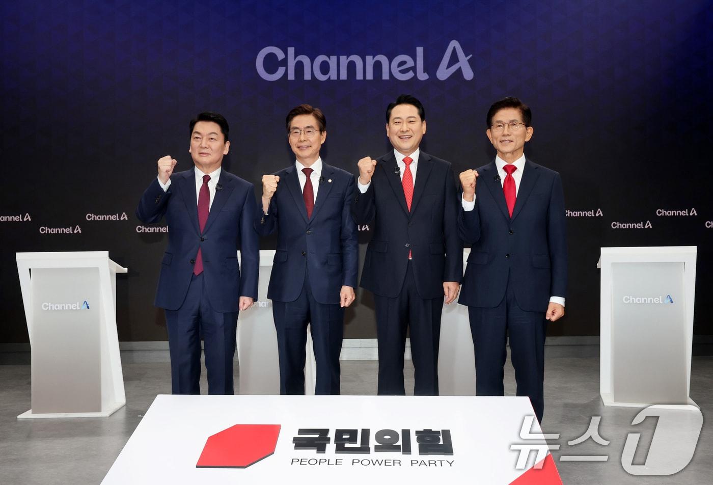 안철수&#40;왼쪽부터&#41;, 조경태, 장동혁, 김문수 국민의힘 당대표 후보가 10일 오후 서울 종로구 채널A스튜디오에서 8·22 전당대회를 앞두고 당권주자 간 첫 방송토론회에 앞서 기념 촬영을 하고 있다. 2025.8.10/뉴스1 ⓒ News1 국회사진기자단