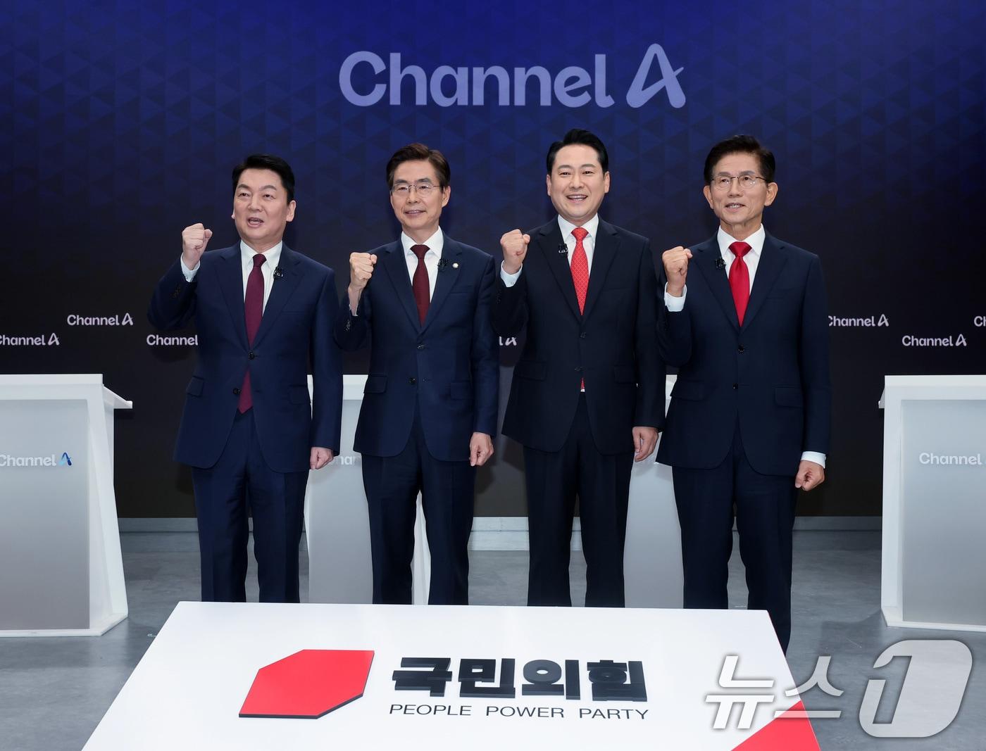 본문 이미지 - 안철수&#40;왼쪽부터&#41;, 조경태, 장동혁, 김문수 국민의힘 당대표 후보가 10일 오후 서울 종로구 채널A스튜디오에서 국민의힘 8·22 전당대회 첫 방송토론회에 앞서 기념 촬영을 하고 있다. 2025.8.10/뉴스1 ⓒ News1 국회사진기자단